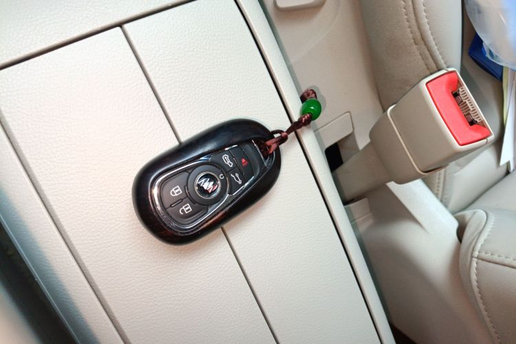 别克GL8 2020款 陆上公务舱 652T 尊贵型中控内饰11