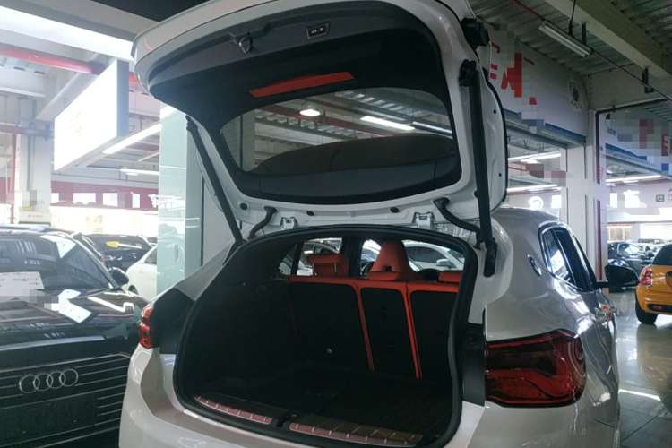 宝马X2 2020款 sDrive25i 尊享型M运动套装机舱底盘23