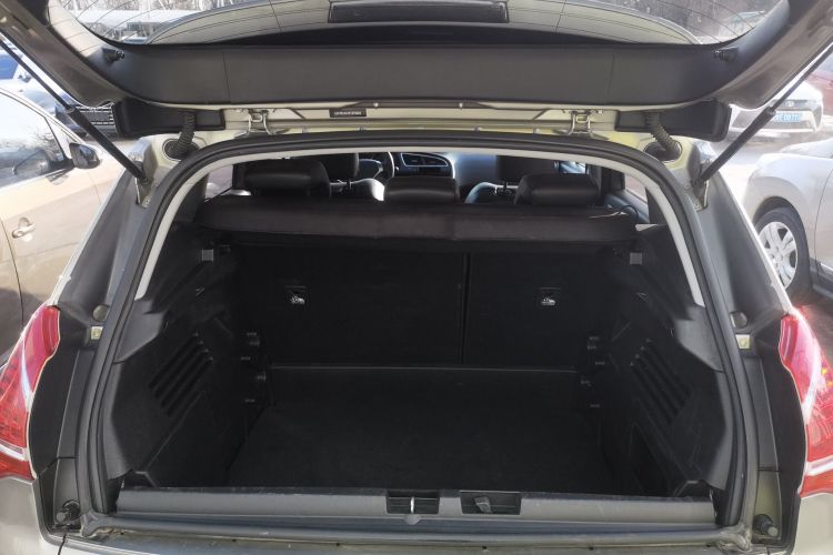 标致3008 2015款 1.6THP 自动潮流版机舱底盘23