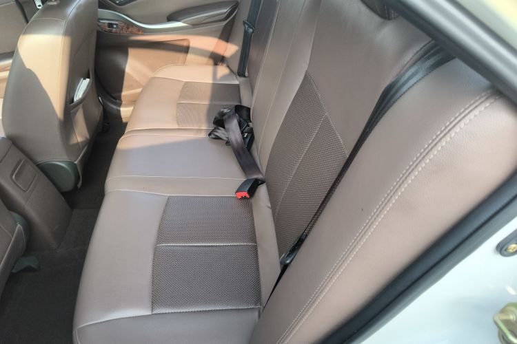 众泰Z300 2014款 1.6L 都市版自动豪华型中控内饰21