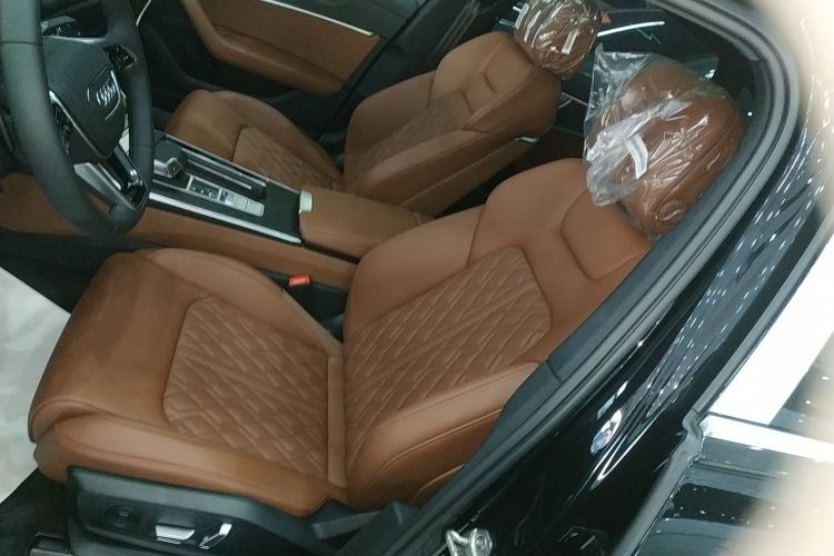 奥迪A6L 2025款 改款 45 TFSI quattro 臻选动感型中控内饰19