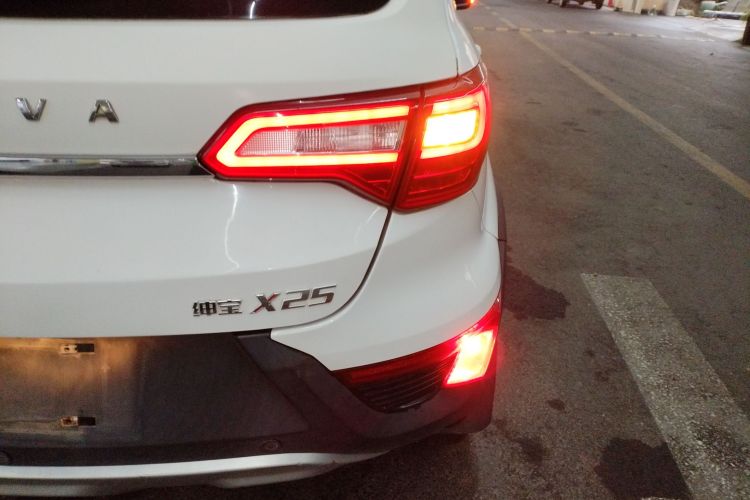 北京汽车 绅宝X25 2015款 1.5L 手动精英型车身外观9