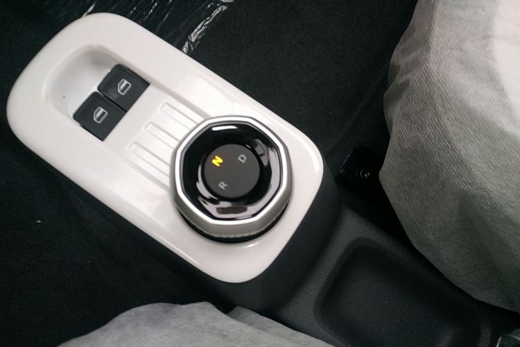 吉利银河 2025款 210km 熊猫骑士中控内饰18