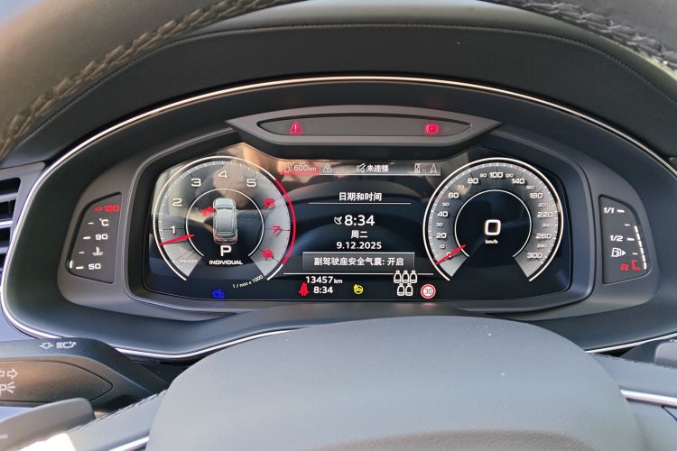 奥迪Q7 2023款 55 TFSI quattro S 尊贵型中控内饰14