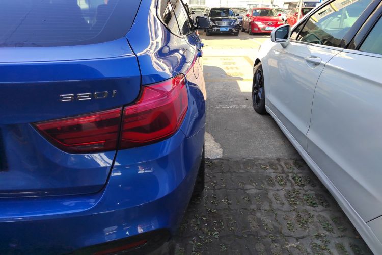 宝马3系GT 2018款 320i M运动型车身外观9