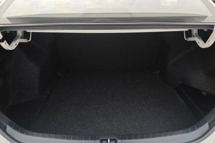 丰田 雷凌 2014款 1.6G 手动精英版机舱底盘23