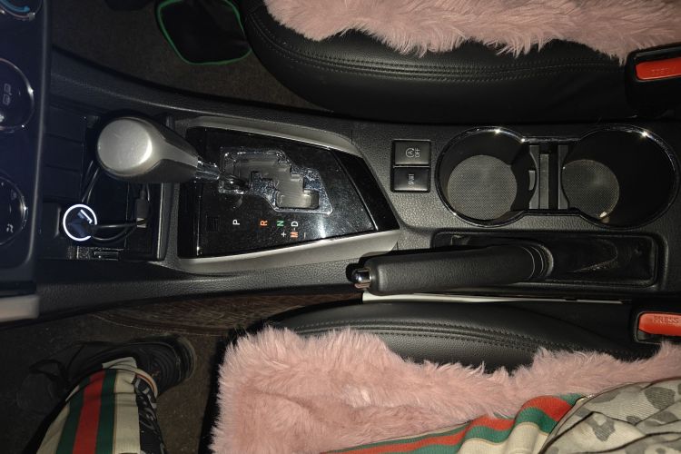 丰田 卡罗拉 2018款 1.2T S-CVT GL智享版中控内饰18