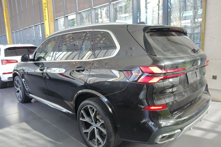 宝马X5 2023款 xDrive 30Li 尊享型M运动套装车身外观4