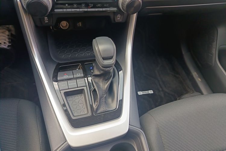 丰田 RAV4荣放 2024款 2.0L CVT两驱都市版中控内饰18