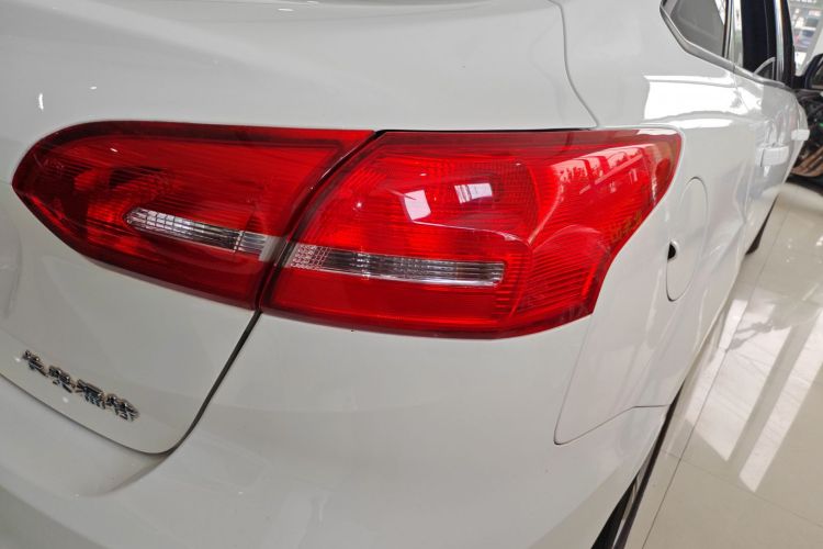 福特 福克斯 2018款 三厢经典 1.6L 自动舒适型智行版车身外观6006