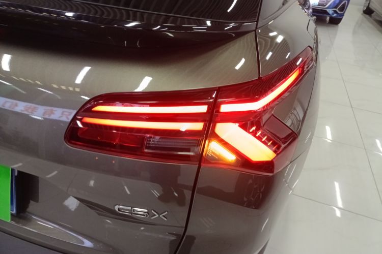 雪铁龙 凡尔赛C5 X 2023款 1.6T 势不凡车身外观6006