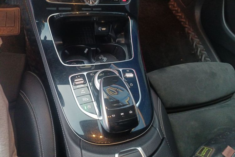 奔驰E级 2017款 E 200 运动型 4MATIC中控内饰18