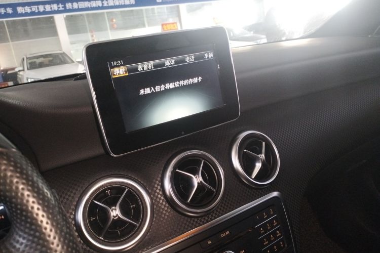 奔驰A级(进口) 2016款 A 200 时尚型中控内饰16