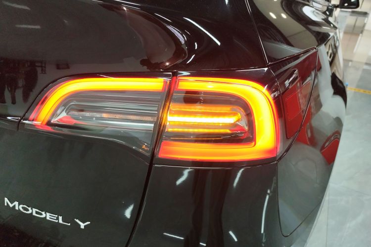 特斯拉 Model Y 2021款 标准续航后驱版车身外观9