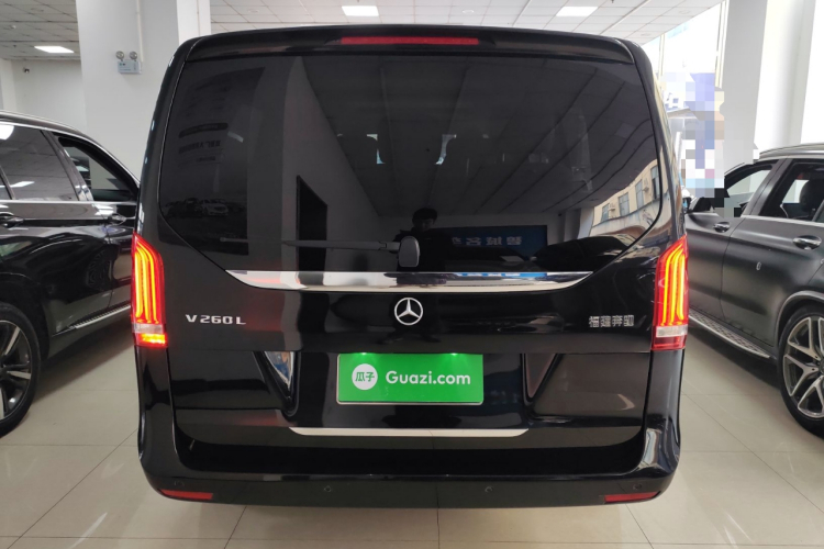 奔驰V级 2018款 V 260 L 尊贵加长版 国V车身外观6