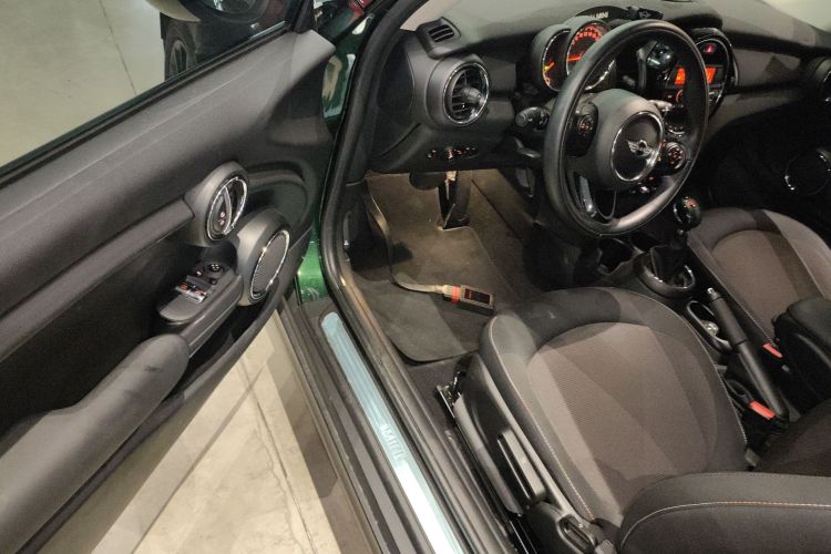 MINI 2016款 1.2T ONE 先锋派中控内饰7007