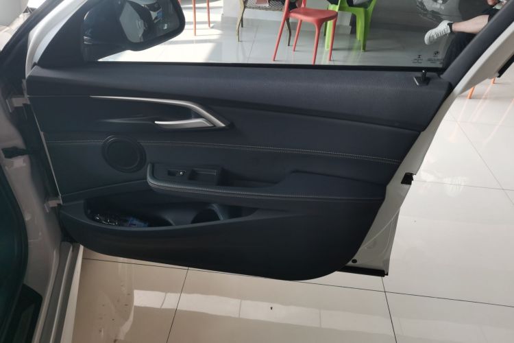 宝马1系 2020款 120i M运动套装中控内饰42