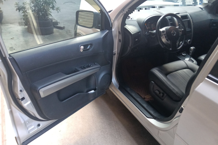 日产 奇骏 2012款 2.5L CVT豪华版 4WD中控内饰7003