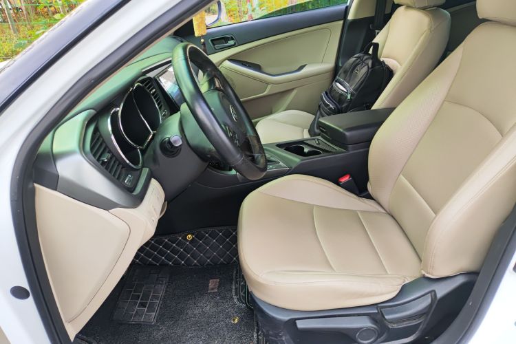 起亚K5 2015款 2.0L 自动GL中控内饰19