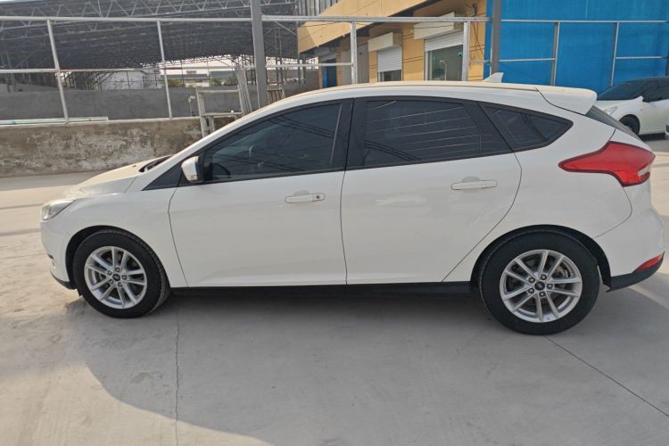 福特 福克斯 2017款 两厢 1.6L 自动风尚型智行版车身外观4