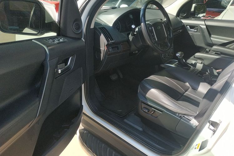 路虎 神行者2 2014款 2.0T Si4 SE汽油版中控内饰7003