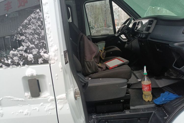 江铃福顺 2022款 2.0T 手动多功能乘用车中轴中高顶6-7座局部细节41