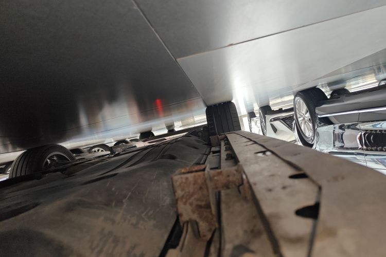 路虎 发现运动版 2020款 249PS R-Dynamic 性能科技版 7座机舱底盘29