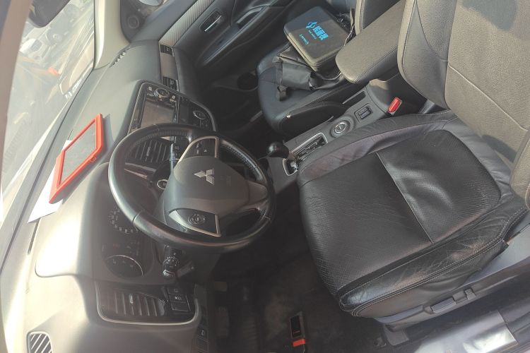 三菱 欧蓝德(进口) 2013款 2.4L 四驱豪华导航版 7座局部细节19