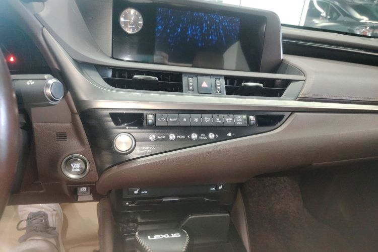 雷克萨斯ES 2020款 200 卓越版中控内饰16