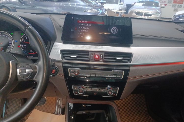 宝马X2 2022款 sDrive25i 曜夜版中控内饰16