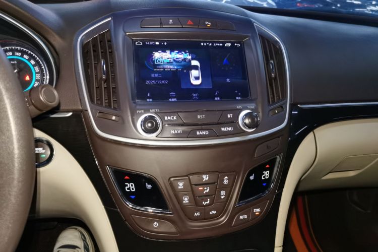 别克 君威 2015款 2.0L 精英时尚型中控内饰16