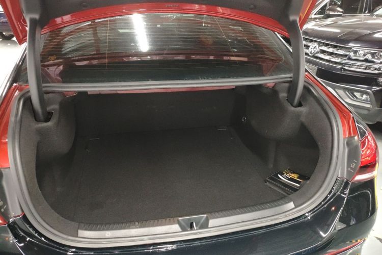 奔驰A级 2019款 改款 A 200 L 运动轿车机舱底盘23