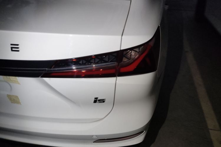 荣威i5 2023款 1.5L CVT豪华版车身外观6006