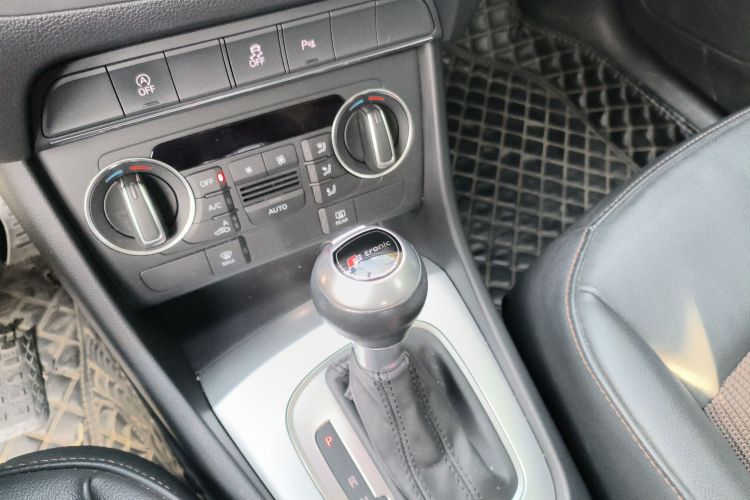 奥迪Q3 2018款 30周年年型 35 TFSI 时尚型中控内饰18