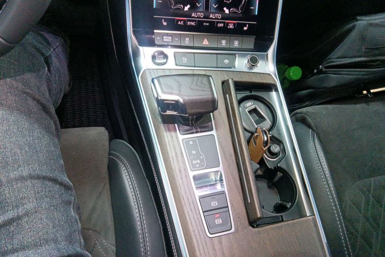 奥迪A6L 2022款 55 TFSI quattro 尊享动感型中控内饰18