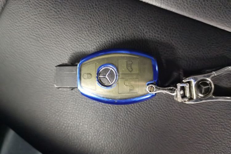 奔驰 威霆 2023款 2.0T 精英版 7座中控内饰11