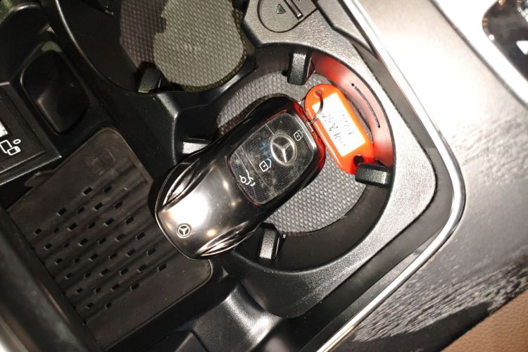 奔驰E级 2020款 改款 E 300 L 运动时尚型中控内饰11