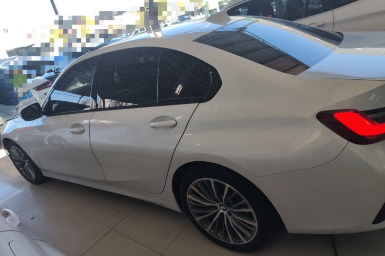 宝马3系 2022款 320i 运动套装车身外观4