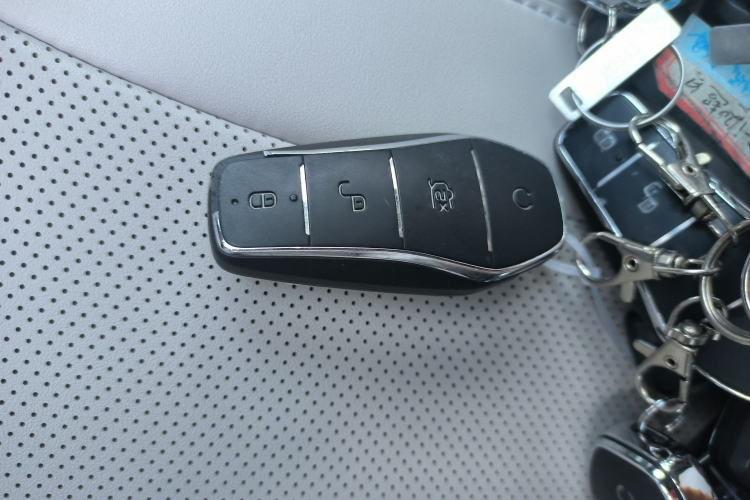 比亚迪 宋PLUS新能源 2025款 EV 智驾版 520km 尊贵型中控内饰11