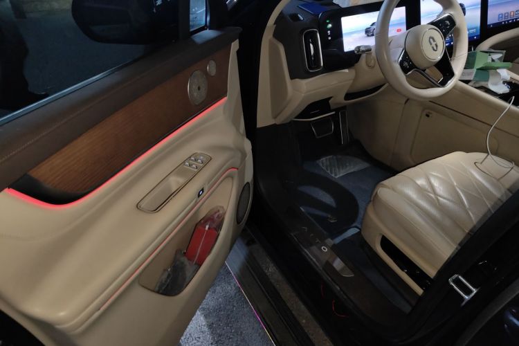 鸿蒙智行 问界M9 2024款 增程 Max版 42kWh 6座版中控内饰20