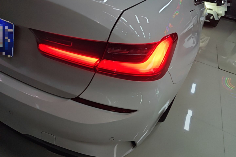 宝马3系 2022款 改款 325i M运动套装车身外观9