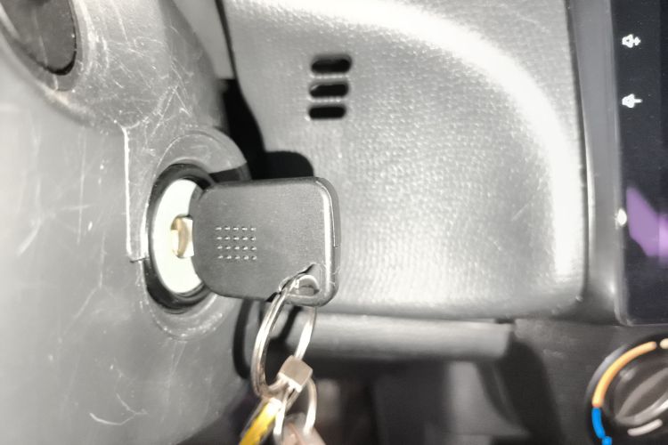 铃木 雨燕 2013款 1.5L 自动标准版中控内饰11