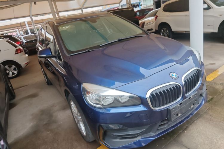 宝马2系多功能旅行车 2018款 220i 领先型车身外观3