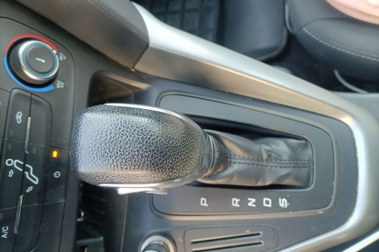 福特 福克斯 2015款 两厢 1.6L 自动舒适型中控内饰18