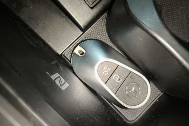 奔驰EQE SUV 2023款 350 4MATIC 先锋版中控内饰7001