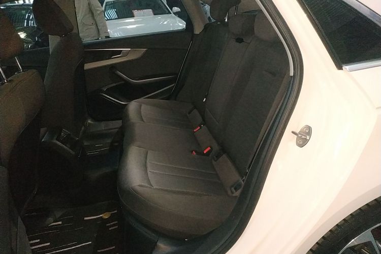 奥迪A4L 2019款 40 TFSI 进取型 国VI中控内饰7004