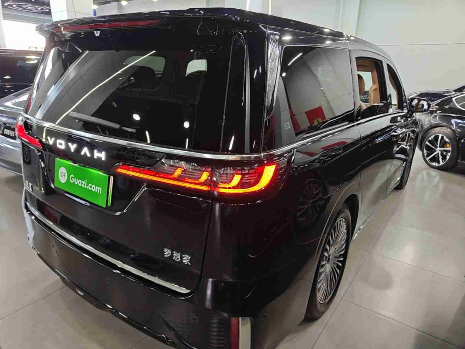 车辆右后45度外观展示