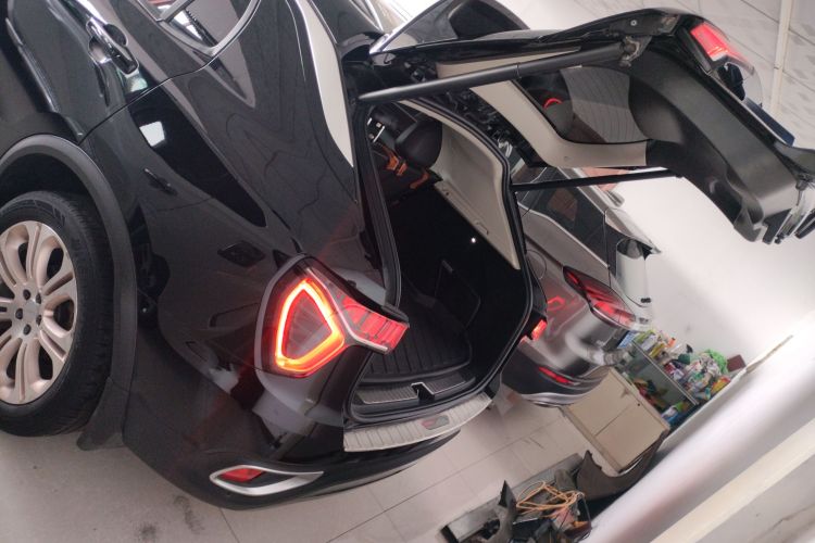 领克01 2017款 2.0T 两驱型Pro版机舱底盘23