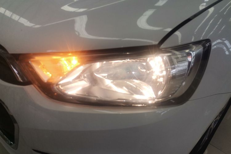 雪佛兰 爱唯欧 2014款 三厢 1.4SL MT 舒适版车身外观36