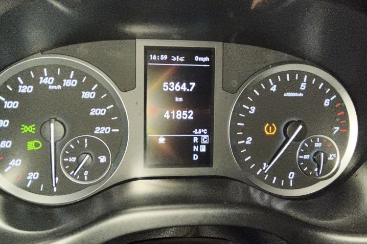 奔驰 威霆 2023款 2.0T 商务版 7座中控内饰15